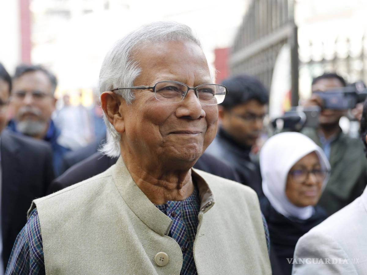 $!El premio Nobel de la Paz, Muhammad Yunus, sonríe al llegar a comparecer ante un tribunal laboral en Dhaka, Bangladesh, el domingo 28 de enero de 2024.