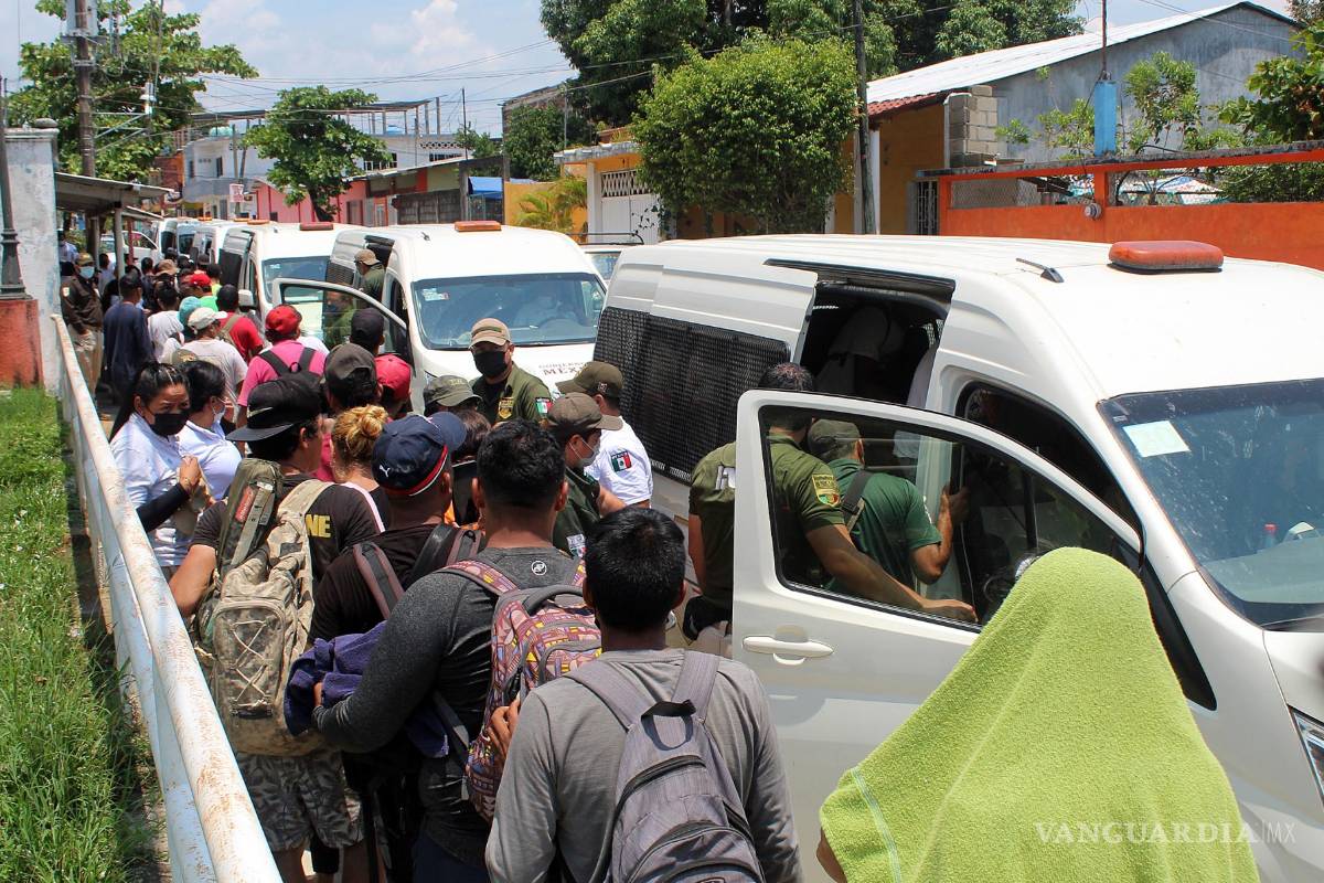 Se entrega al INM caravana de migrantes