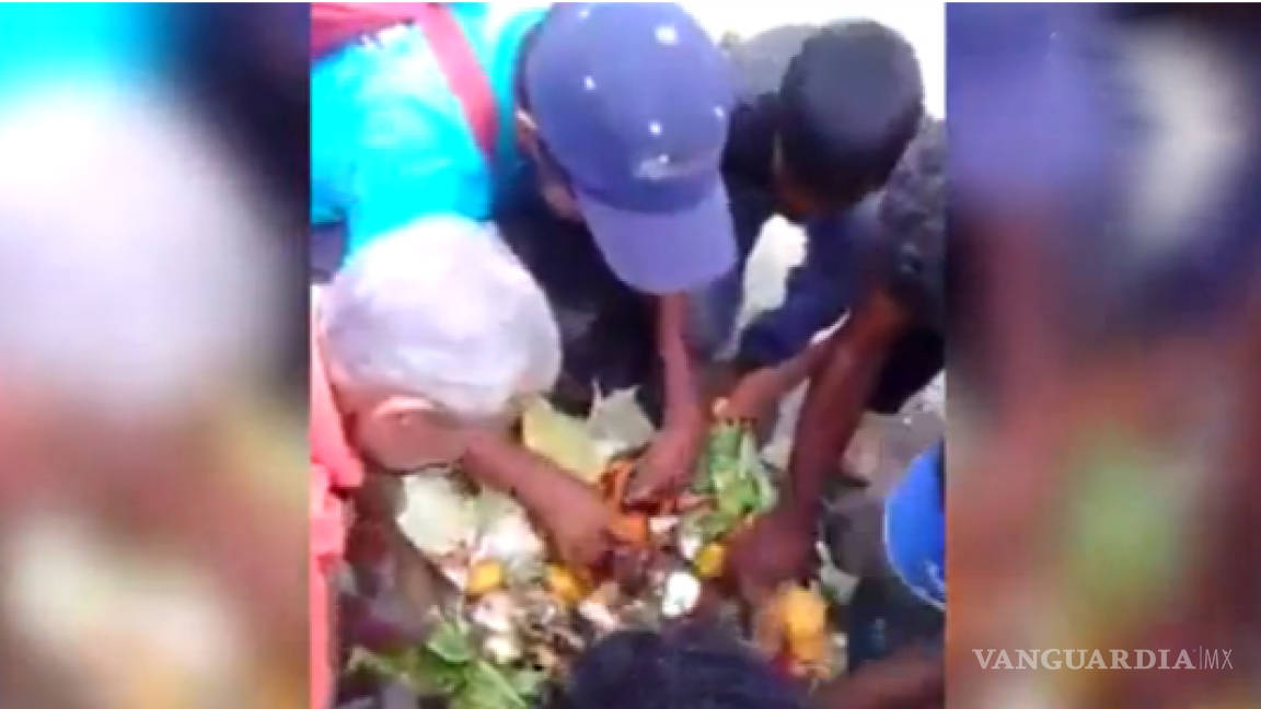 VIDEO &quot;Que el presidente vea que nos está matando de hambre&quot;: Venezolanos comen de la basura