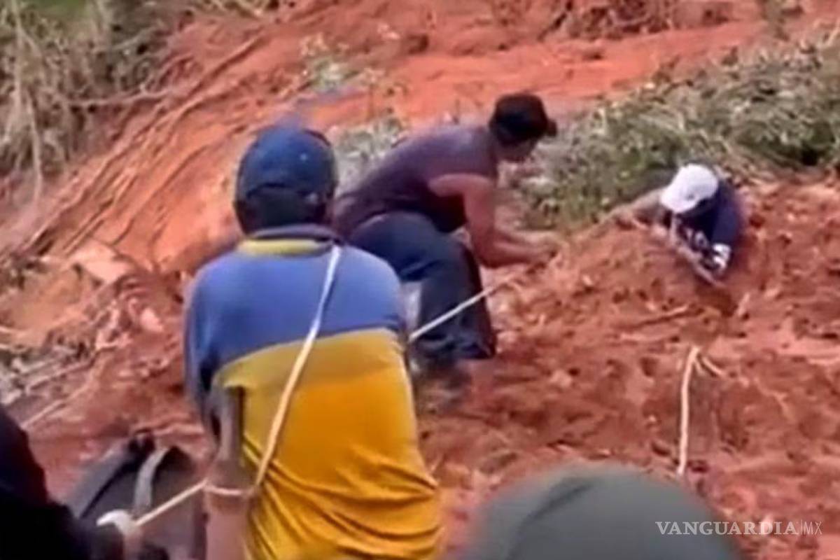 Rescatan pobladores a profesor enterrado tras deslave en Hidalgo