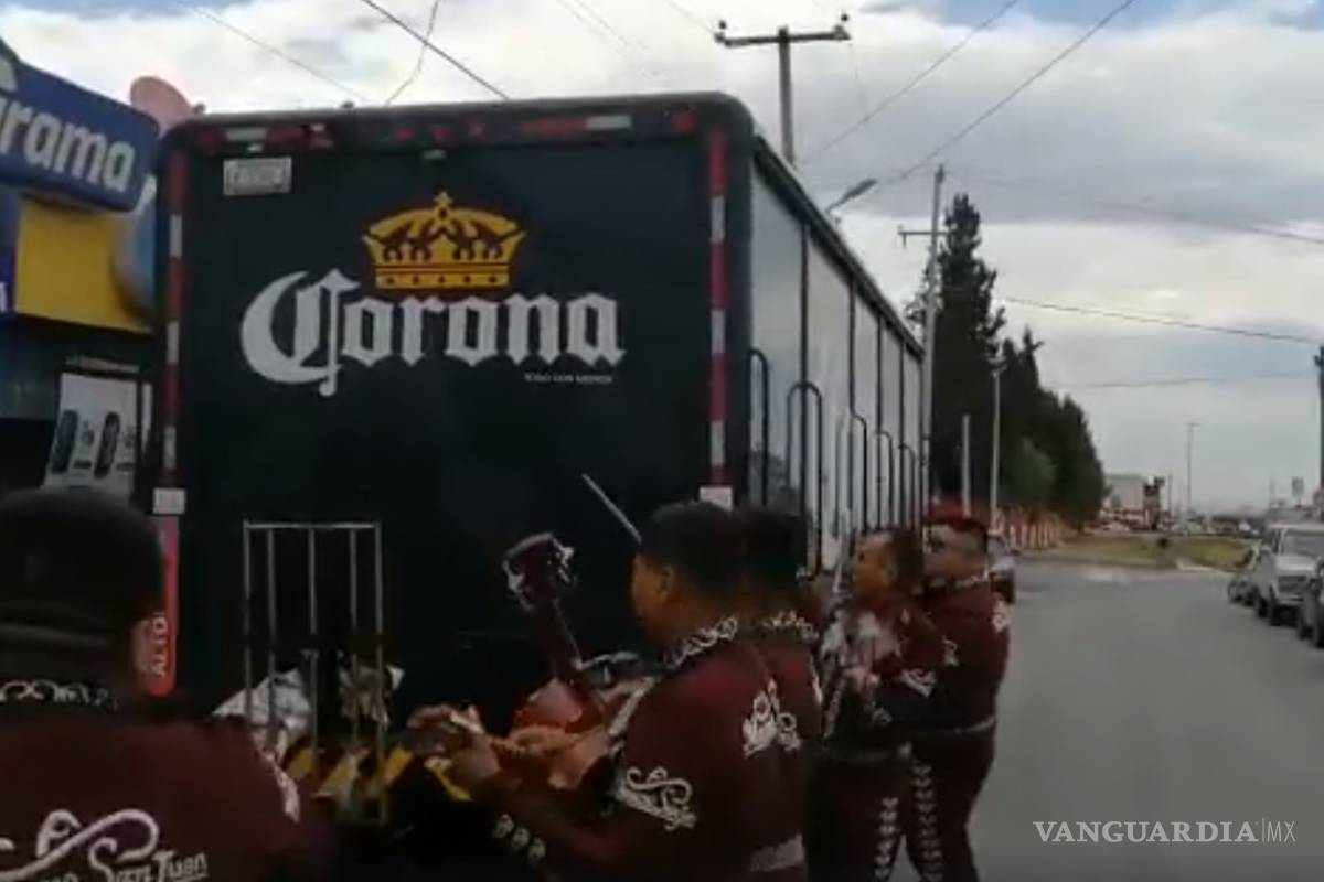 Con mariachi reciben y celebran en Saltillo abastecimiento de cerveza [VIDEO]