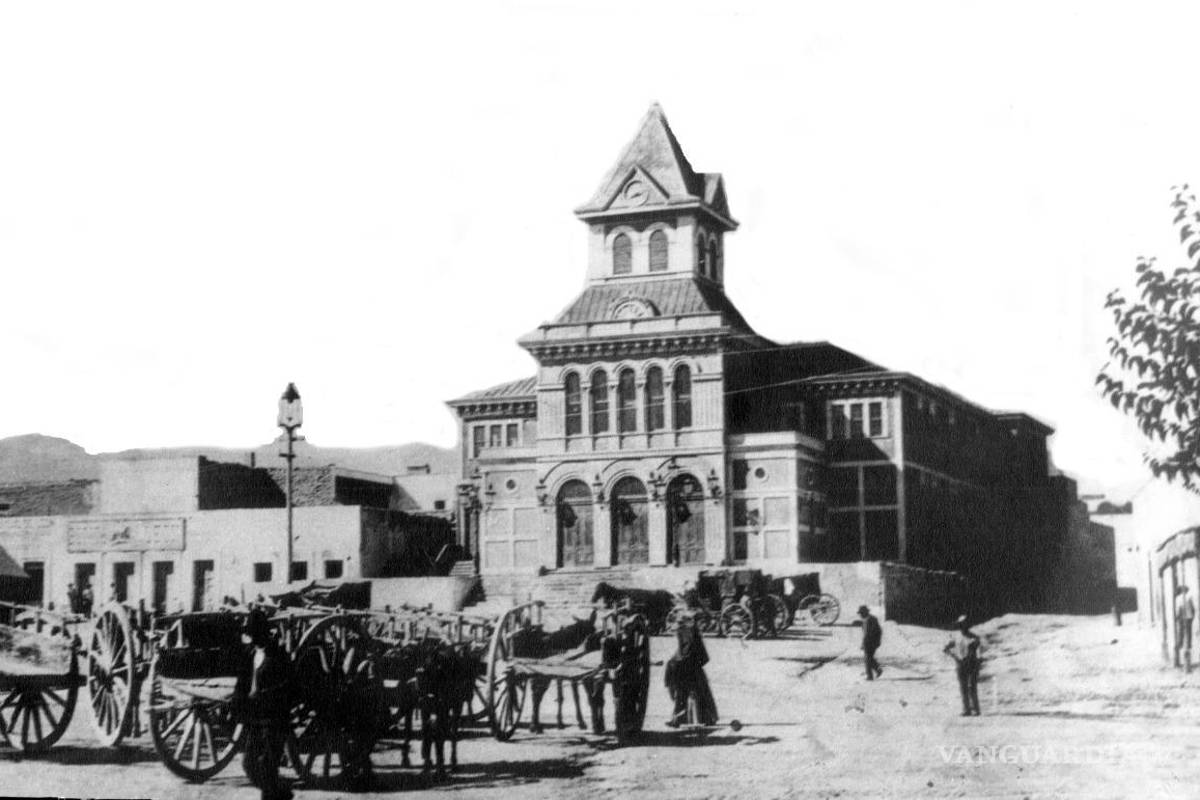 Una oculta maldición: representan el Loco Dios y fuego arrasa dos teatros