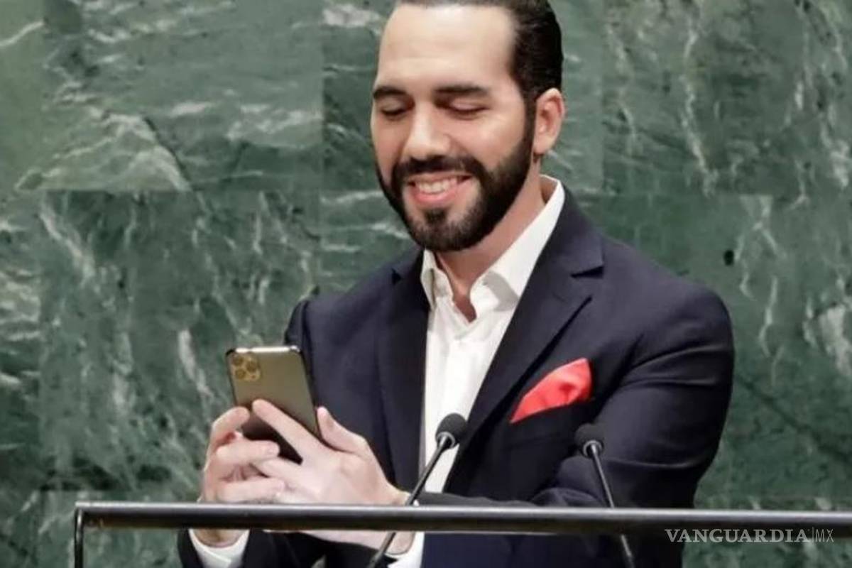 Antes de iniciar su discurso Nayib Bukele se toma una selfie en la tribuna de Naciones Unidas