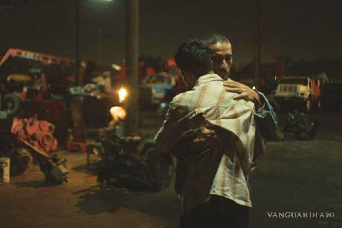 Mexicano David Pablos gana Mejor Película en el Festival de Cine de Venecia por ‘En el camino’