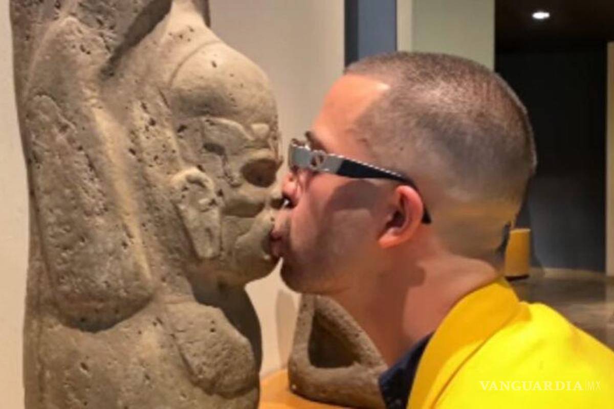 $!Artista besa y lame piezas arqueológicas del Museo Nacional de Antropología