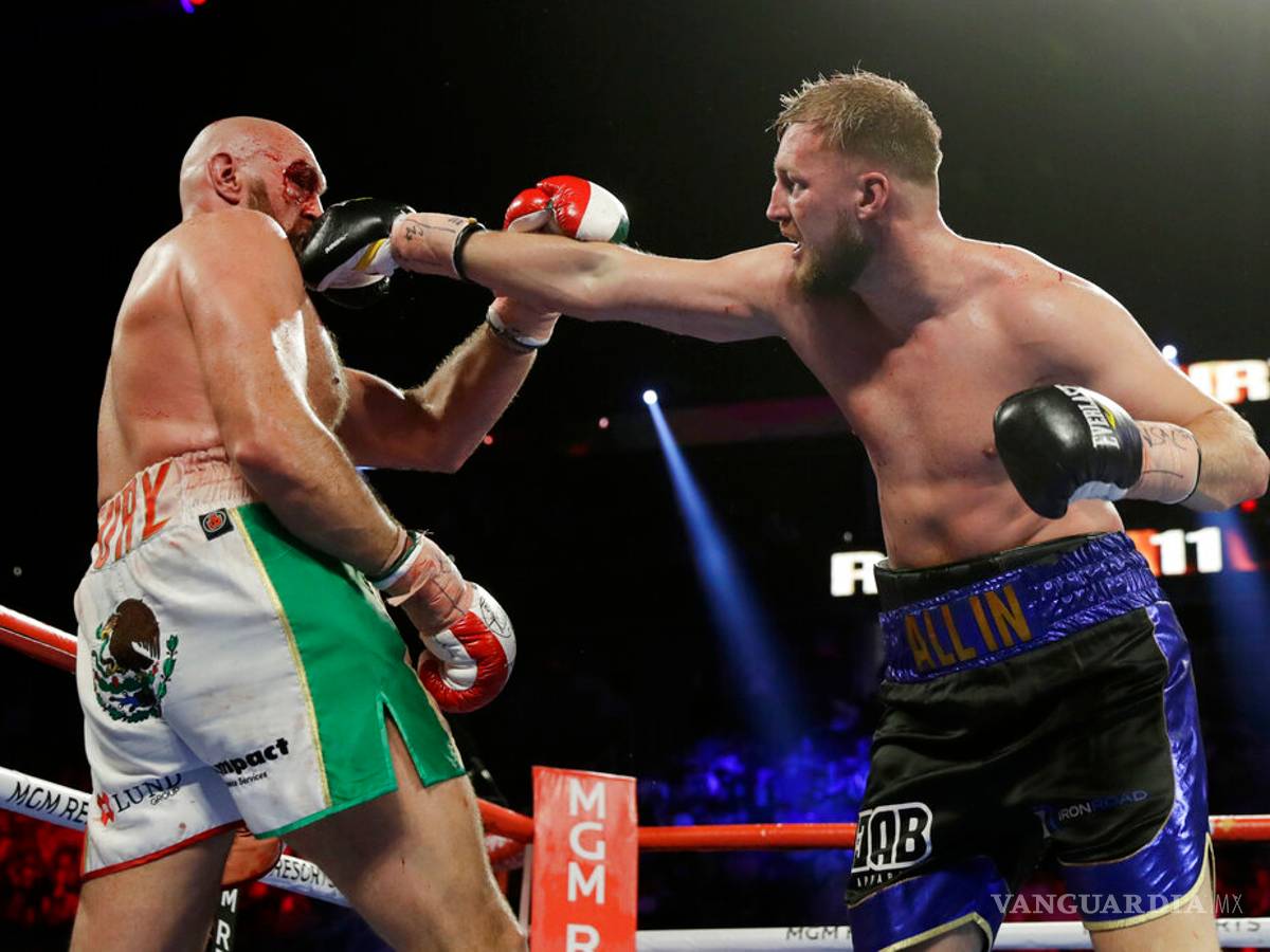 $!Tyson Fury sube al ring con el escudo nacional en su trasero