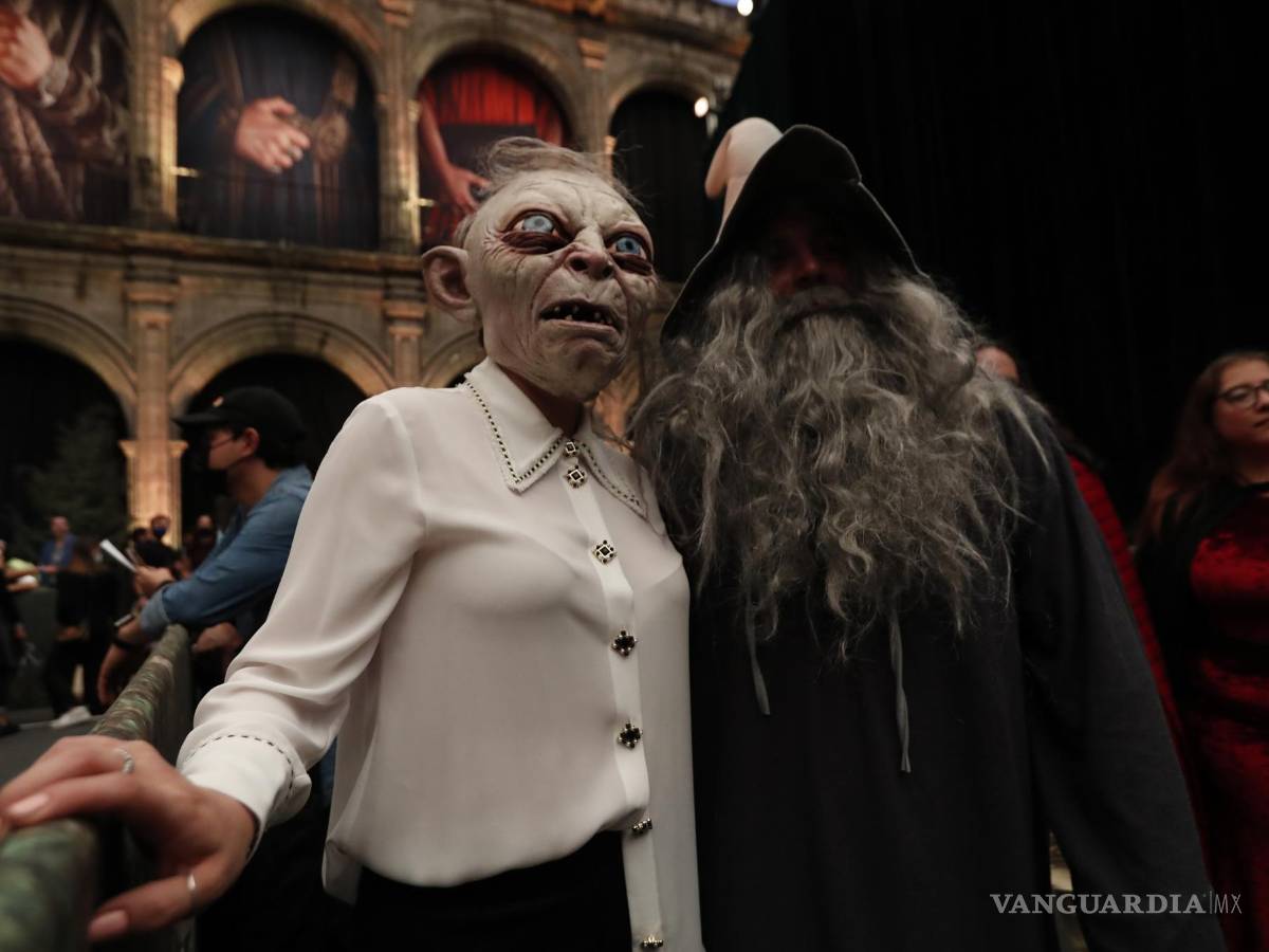 $!Fanáticos con máscaras de personas de la saga del Señor de los Anillos posan en la alfombra roja de la premier de “Lord of the Rings: The Rings of Power” en CDMX.