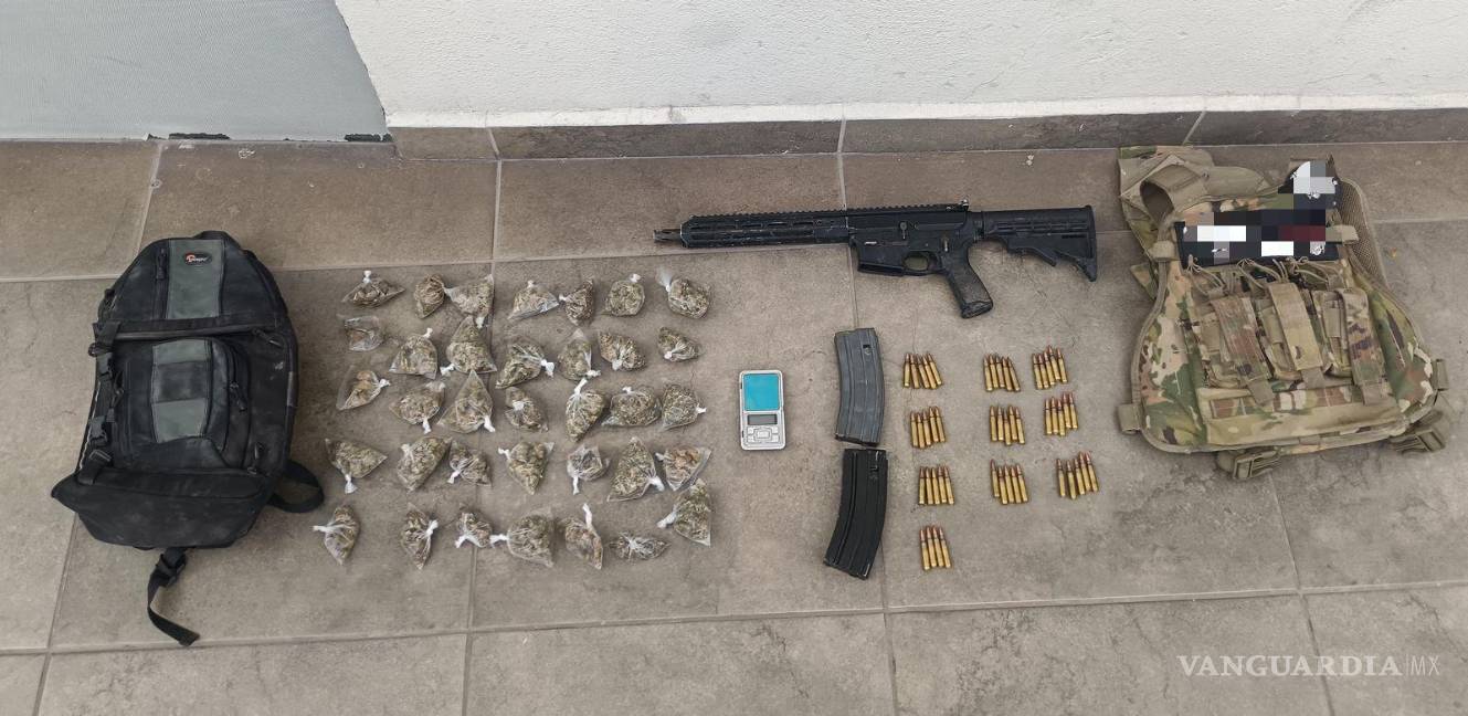 Detienen a joven de 16 años en posesión de un arma larga y sustancias ilegales, en Nuevo León
