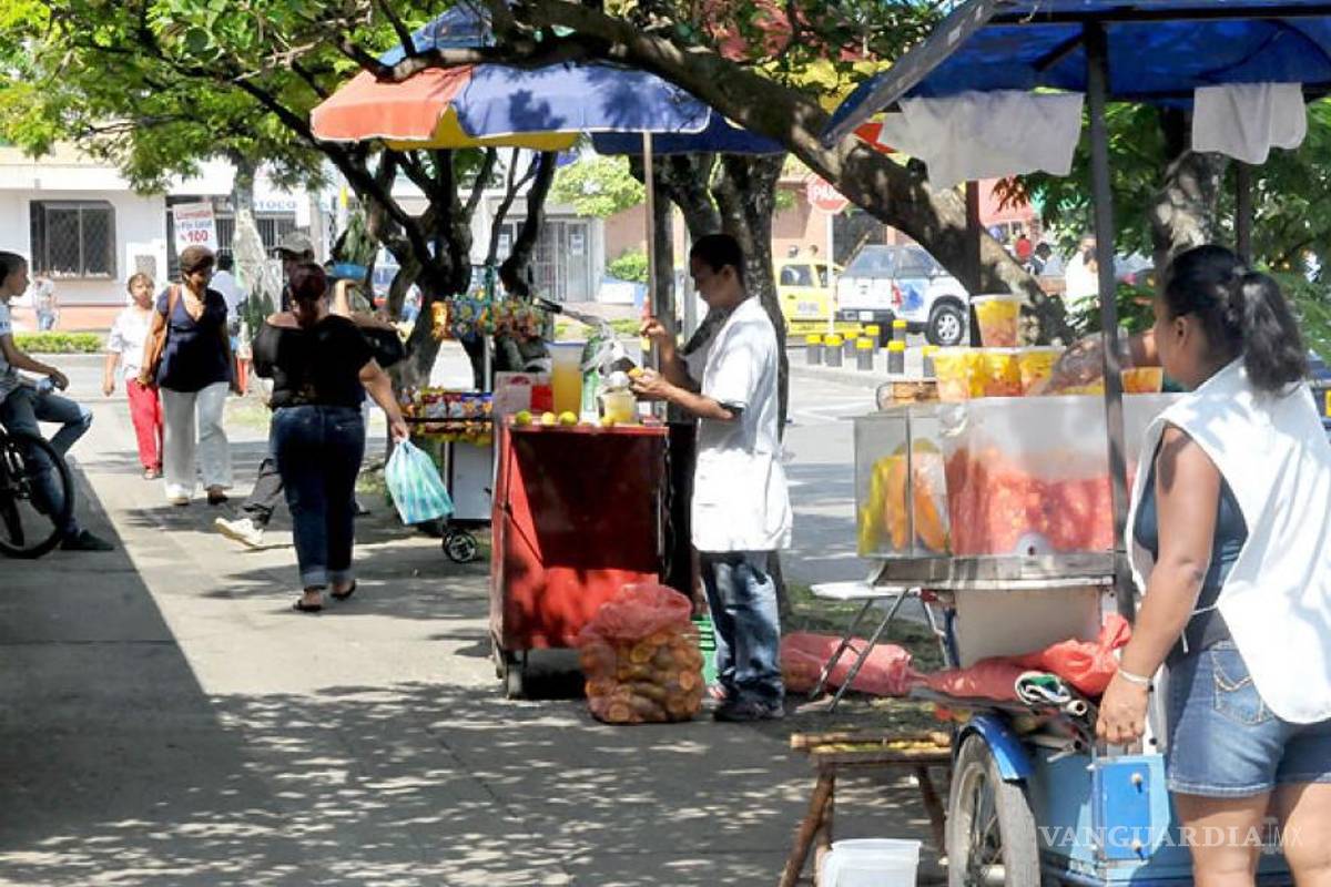 ‘Saco 3 mil diarios vendiendo café y tamales’: Ambulantes ganan más que profesionistas