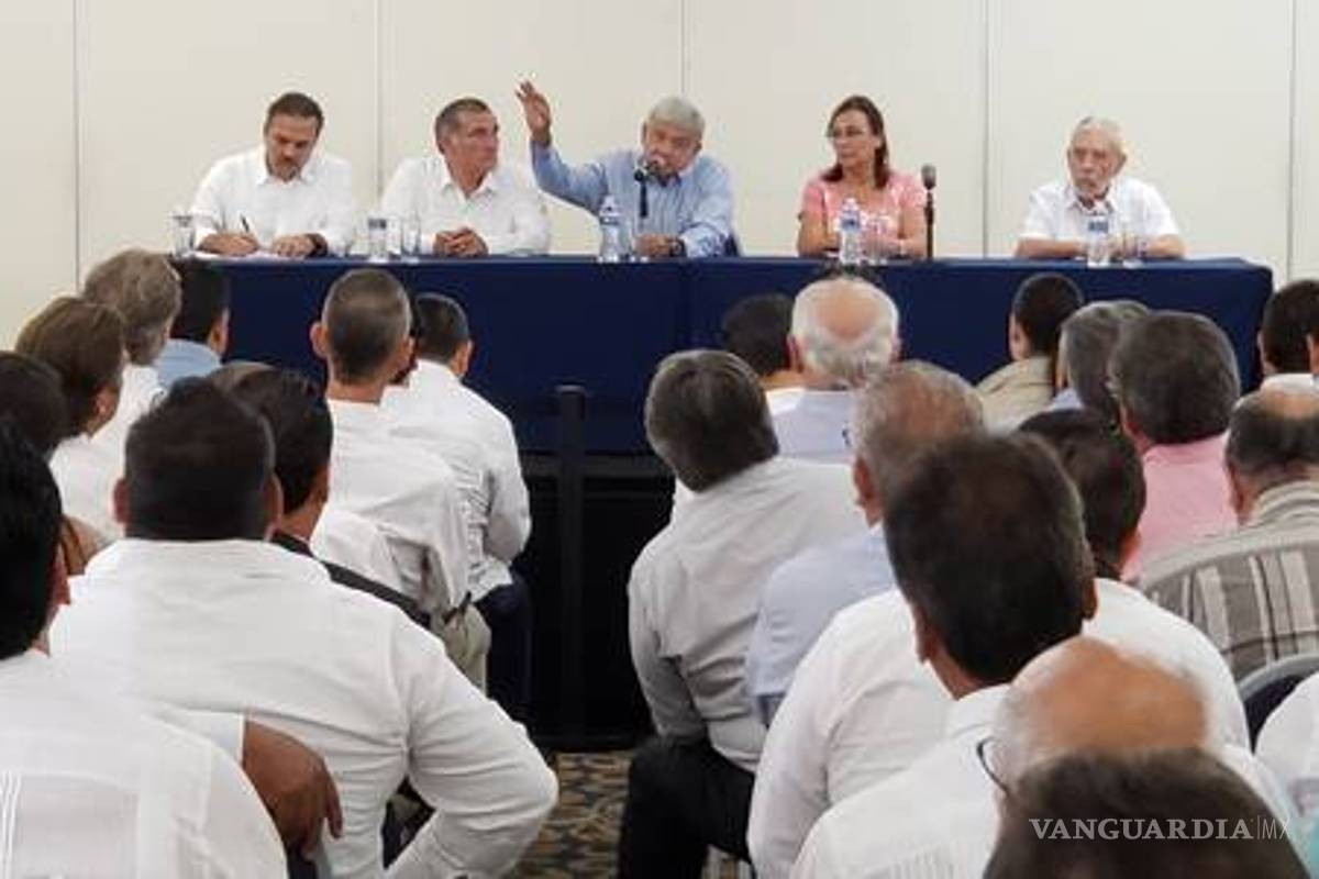 AMLO pacta con empresarios petroleros rescate del sector