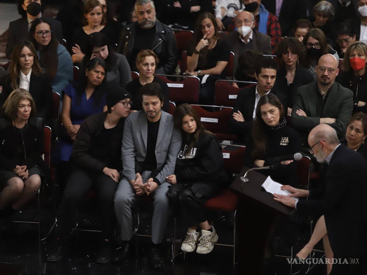 $!En el homenaje póstumo al arquitecto y escenógrafo Alejandro Luna en el Palacio de Bellas Artes, estuvieron Diego Luna, sus hijos, la mamá de ellos Camila Sodi y Marina de Tavira, novia del actor.