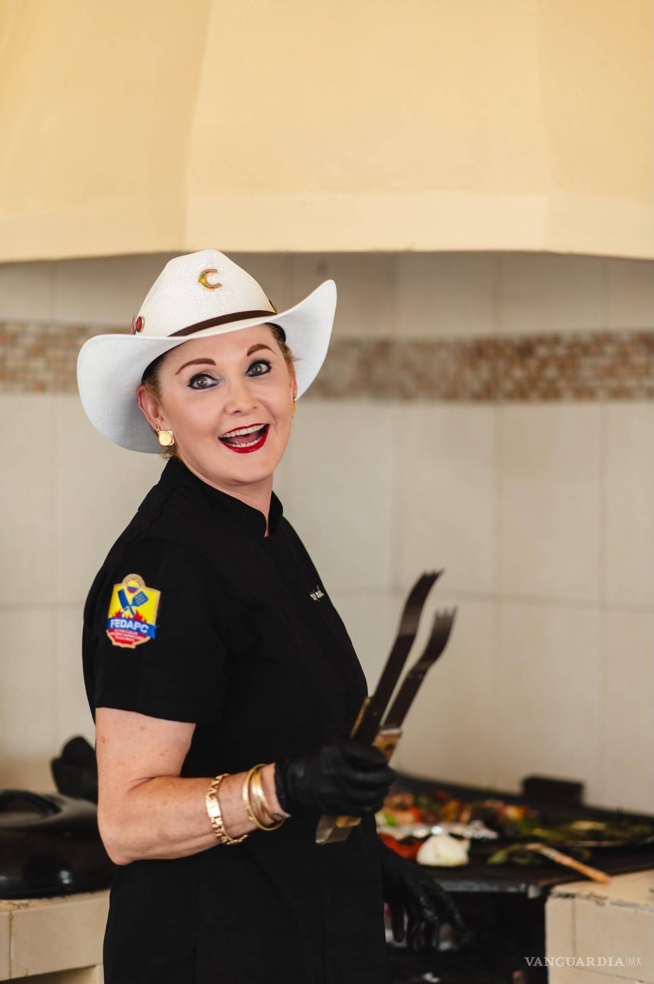 $!Paty domina el asador con la técnica y pasión que la distinguen en cada concurso.