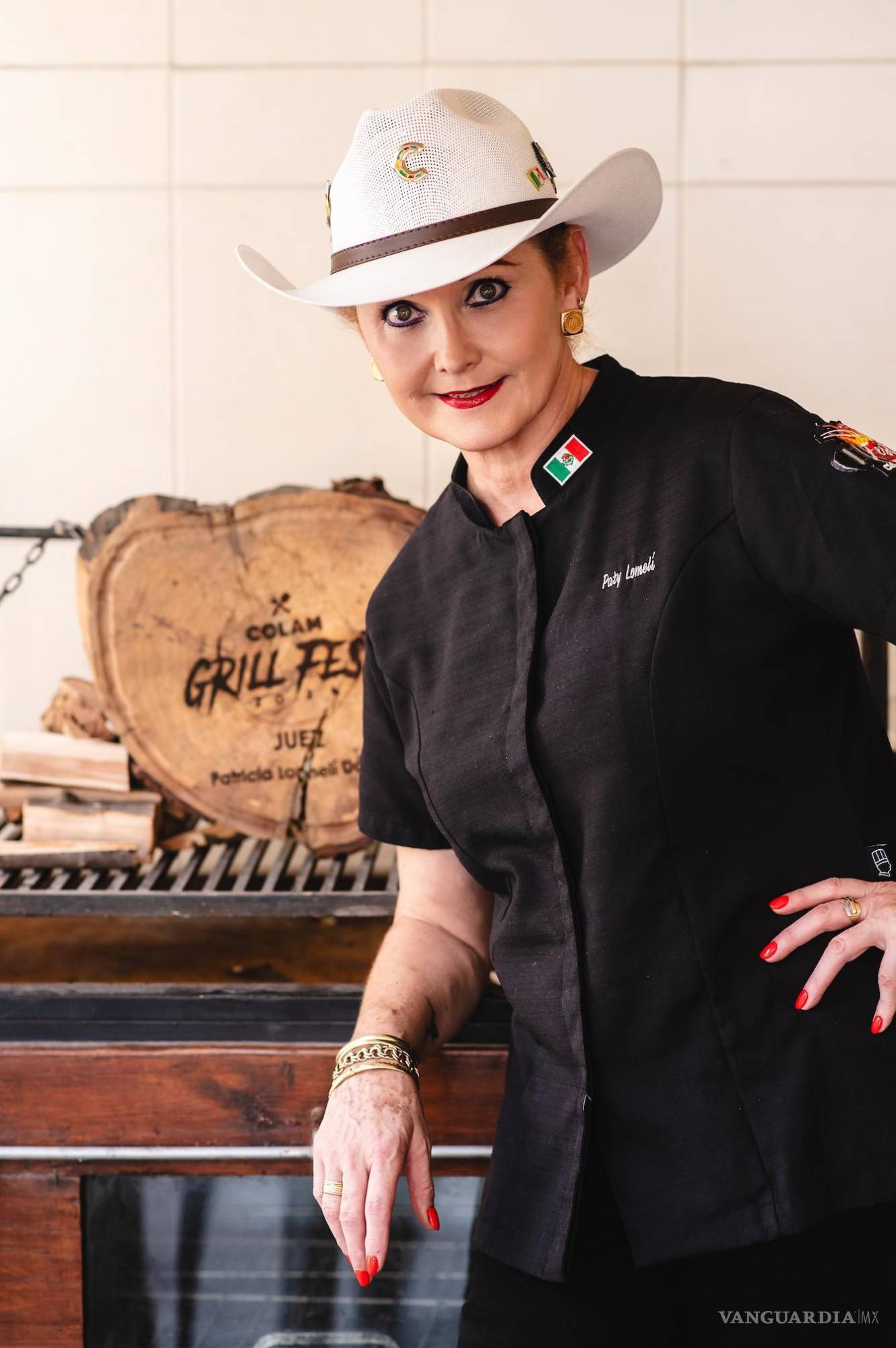 $!Paty Lomelí posa junto a uno de los reconocimientos que celebran su trayectoria en la gastronomía norteña.