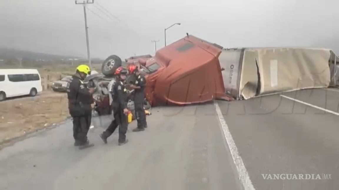 Volcadura de tráiler provoca cierre parcial en la Saltillo-Monterrey (video)