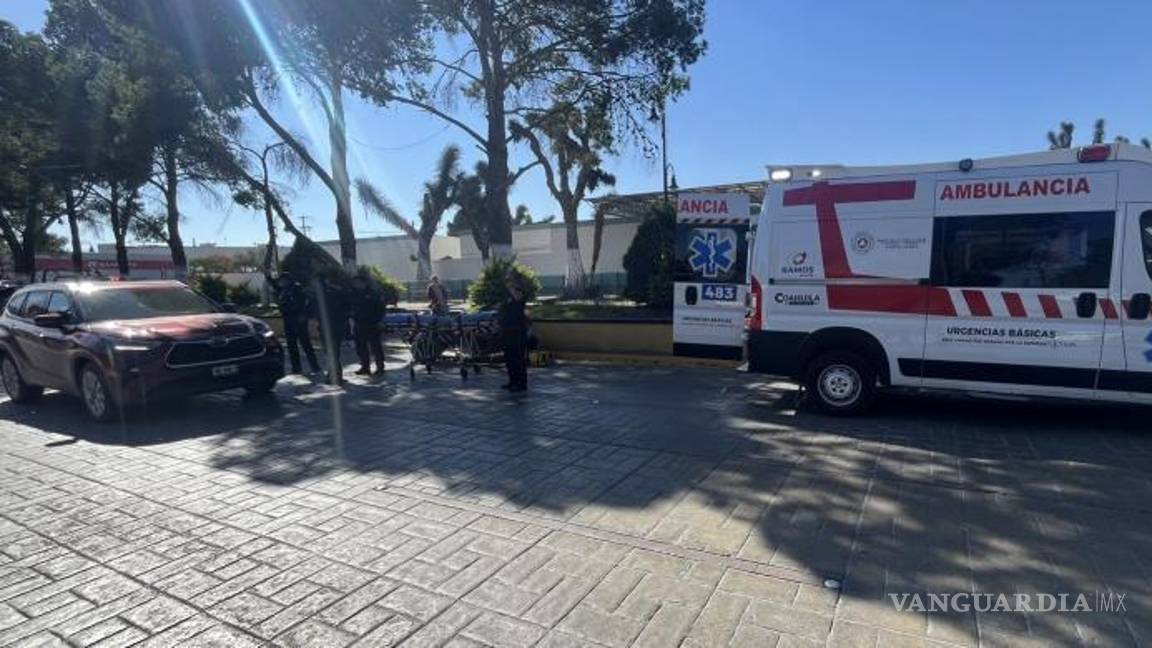 $!Testigos ayudaron a la mujer mientras esperaban la llegada de los paramédicos.