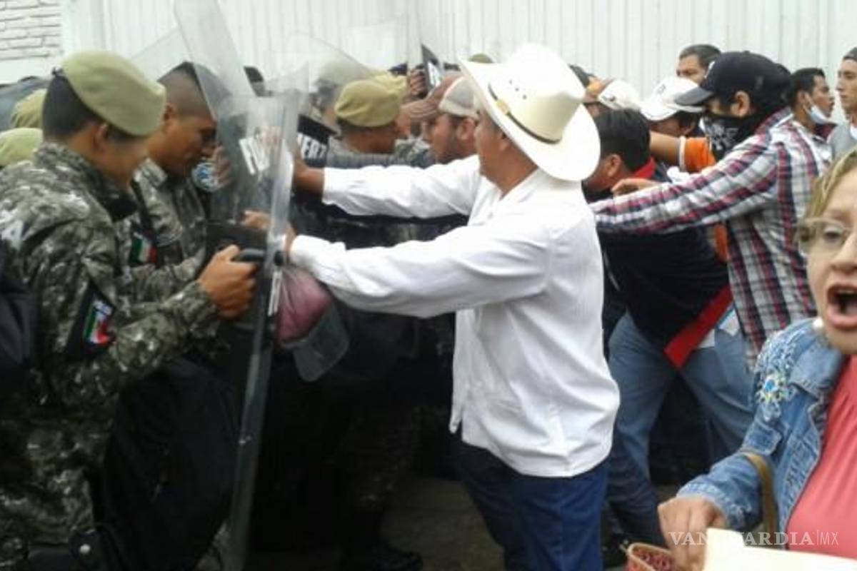 Se enfrentan maestros disidentes y policías en Veracruz; hay dos heridos
