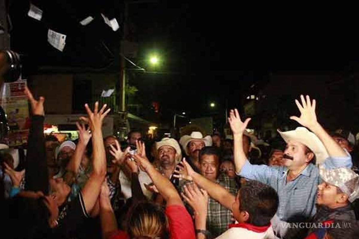 Nuevo escándalo de “Layín”, el alcalde que 'robó poquito', lanza billetes en una fiesta (VIDEO)