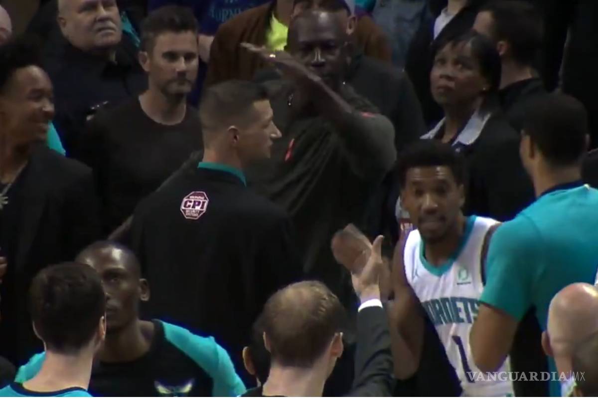 Michael Jordan le da un zape a jugador de la NBA