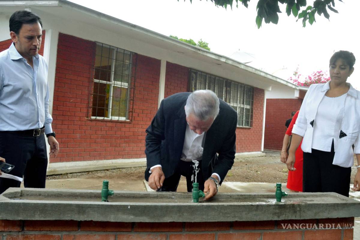 Alcalde de Torreón entrega cisterna a la primaria Habib Estéfano