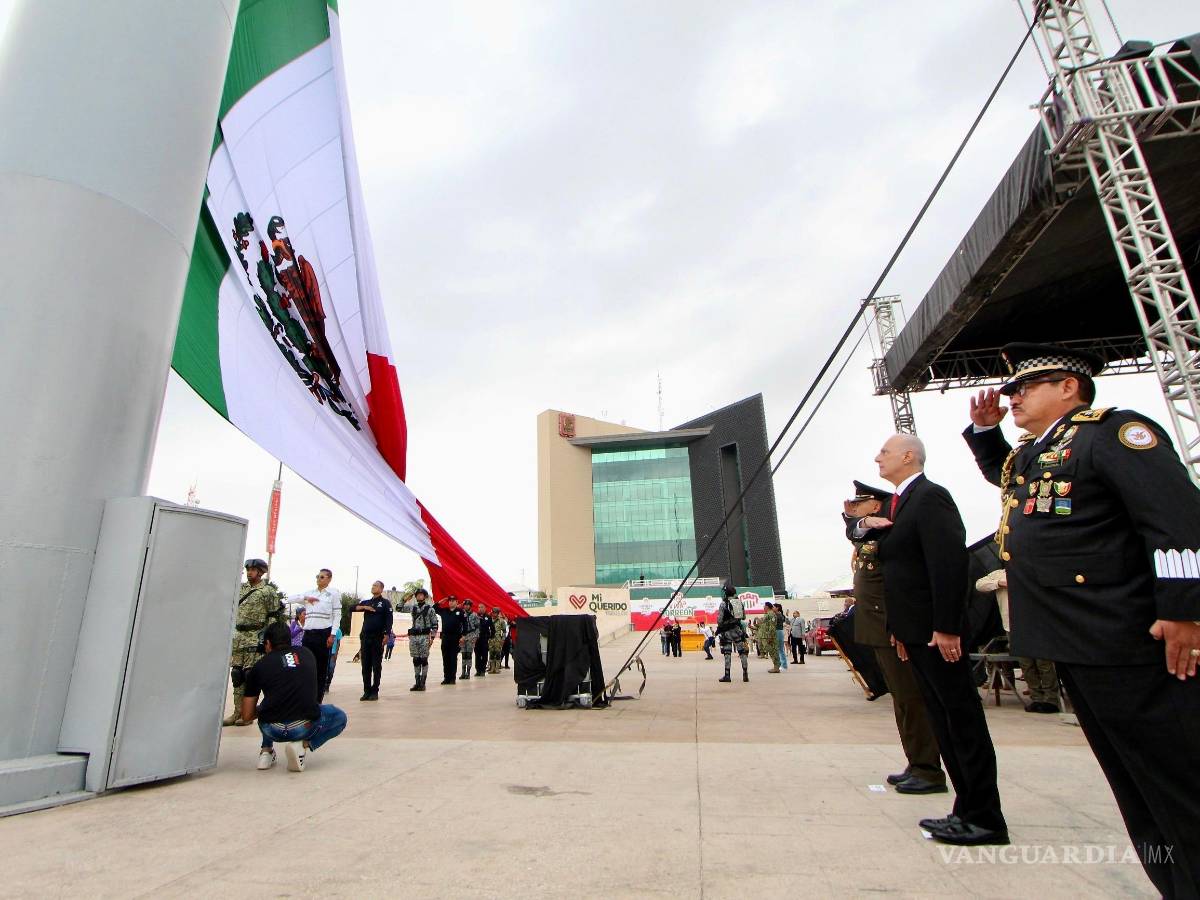 $!El evento incluyó 27 banderas, 85 vehículos, 25 caballos y 15 canes en la Plaza Mayor.