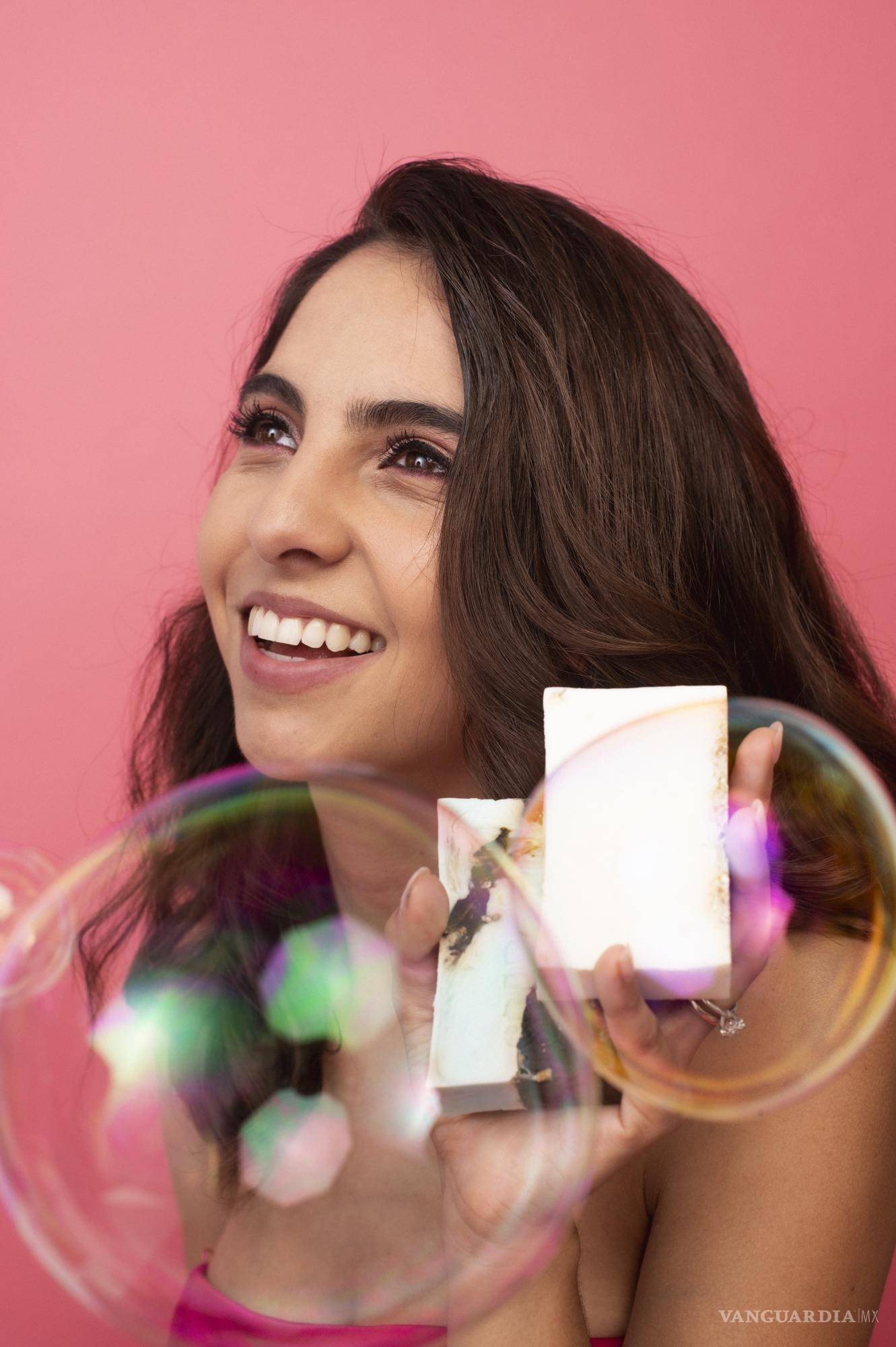 $!Cuando era niña, su mamá les hacía shampoo y acondicionador, y su papá les enseñó a hacer perfumes y gel antibacterial.