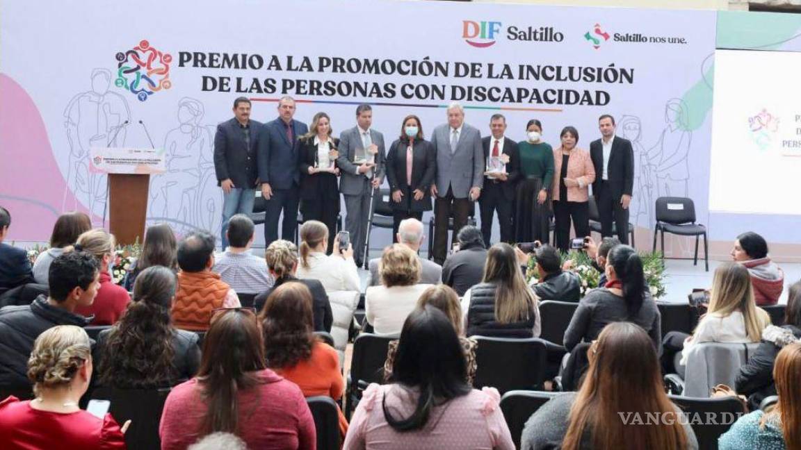 $!José María Fraustro Siller, en compañía de Beatriz Dávila de Fraustro, entregó el Premio a la Promoción de la Inclusión de Personas con Discapacidad.