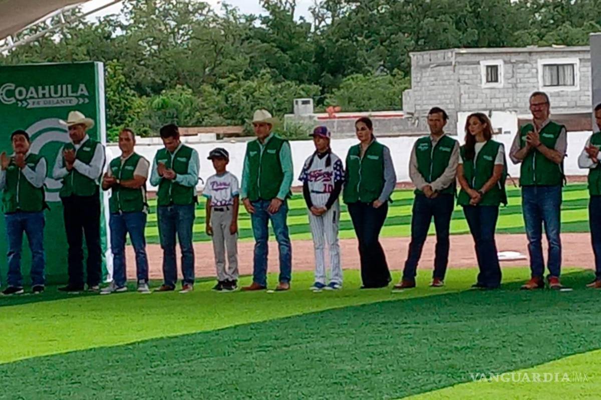 $!El gobernador Manolo Jiménez Salinas inauguró el campo de béisbol Parras 91, luego de trabajos de rehabilitación y modernización por 5.7 millones de pesos.