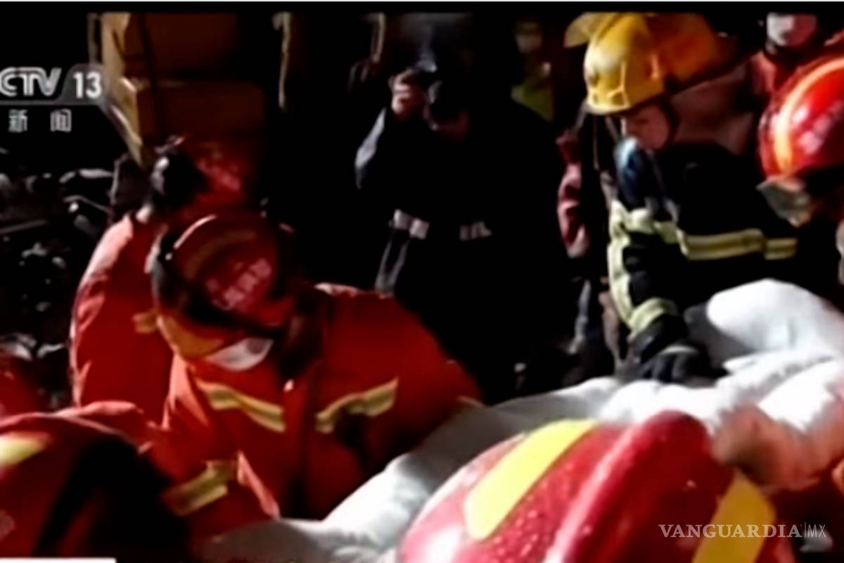 Socorristas rescatan a niña que sobrevivió en brazos de sus padres muertos tras derrumbe en China