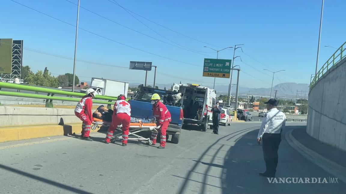 Se le sube la presión al manejar y termina chocando, en Saltillo