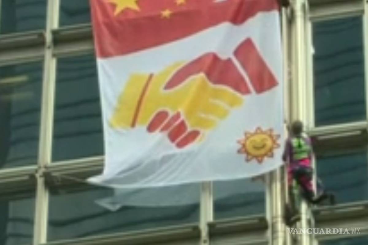 'Spiderman francés' escala un rascacielos de Hong Kong para enviar un mensaje de paz