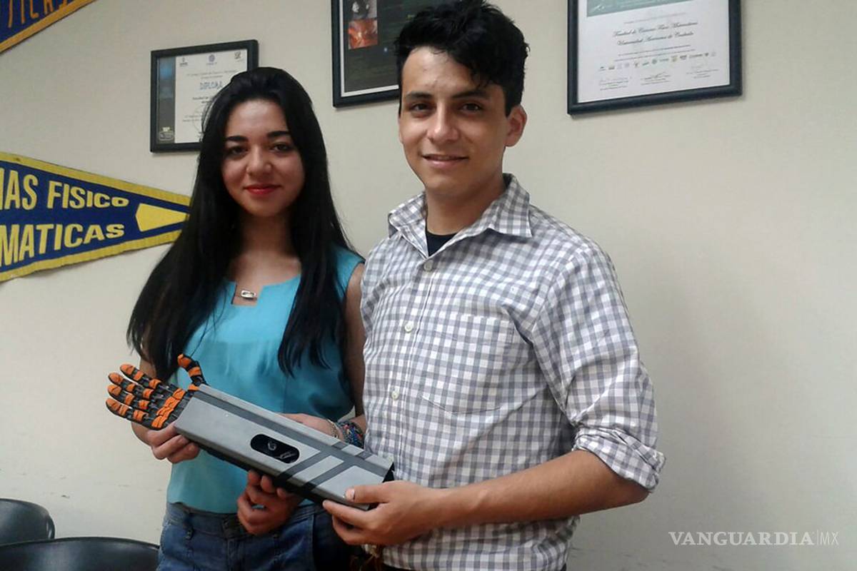Crean estudiantes de Saltillo brazo robótico para uso industrial con potencial de prótesis médica