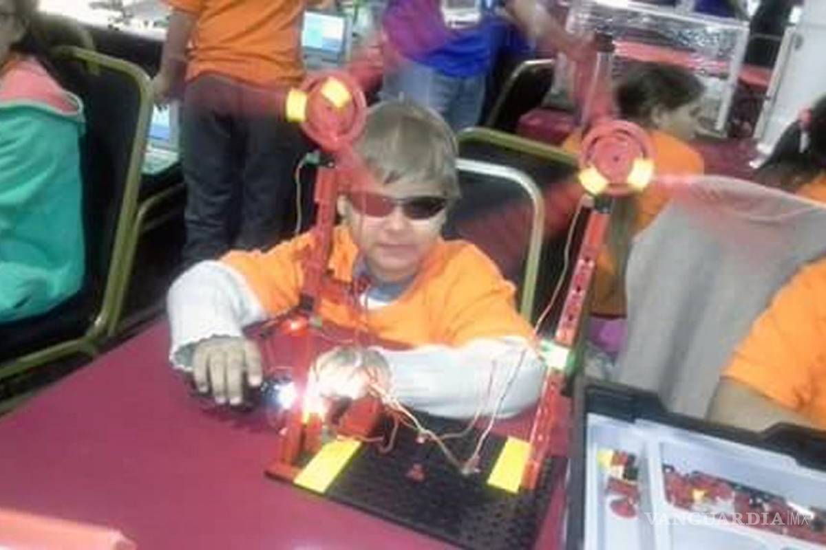 Un niño ciego de 10 años aprende a construir robots en nueve meses