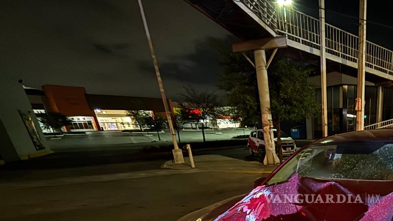 Se queda dormido joven al volante y choca frente a plaza comercial, en ...