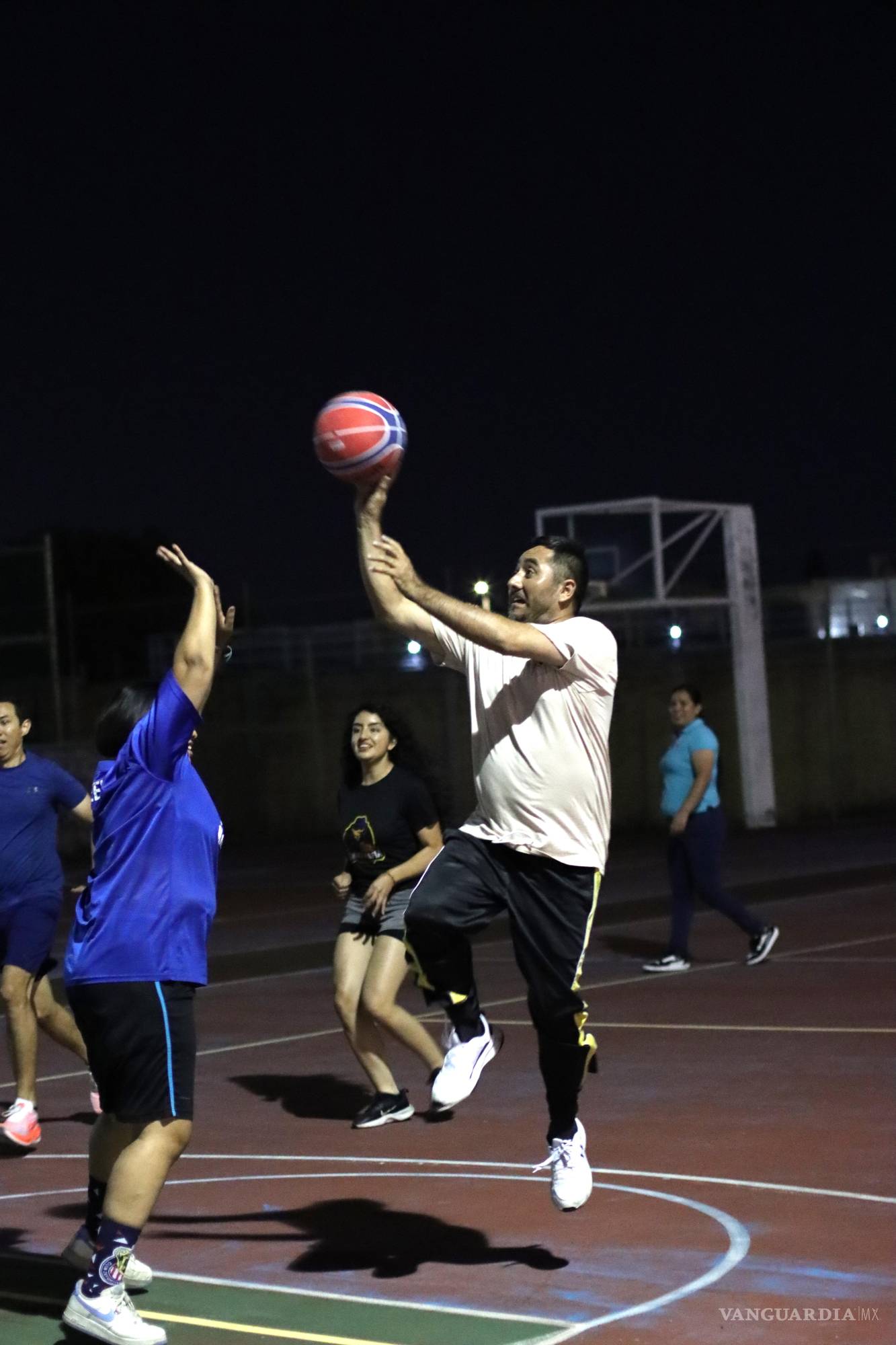 $!En basquetbol, el equipo Chiquimafia se midió a Puro Estrella en uno de los partidos inaugurales llenos de entusiasmo y juego limpio.