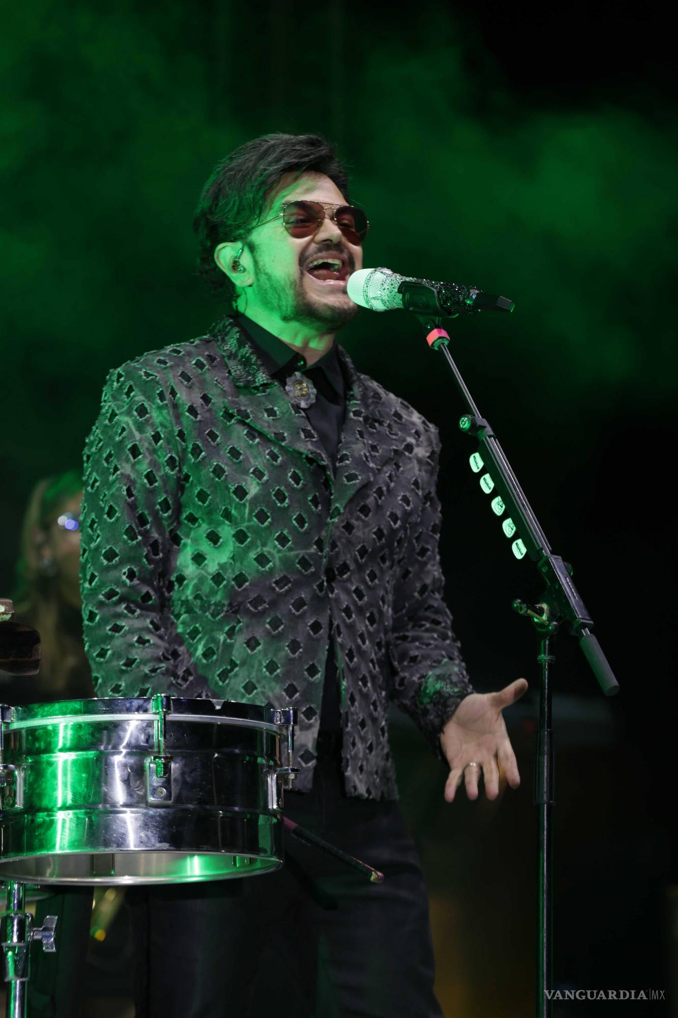 $!El paso por los éxitos musicales de Syntek hicieron a todos los presentes cantar.