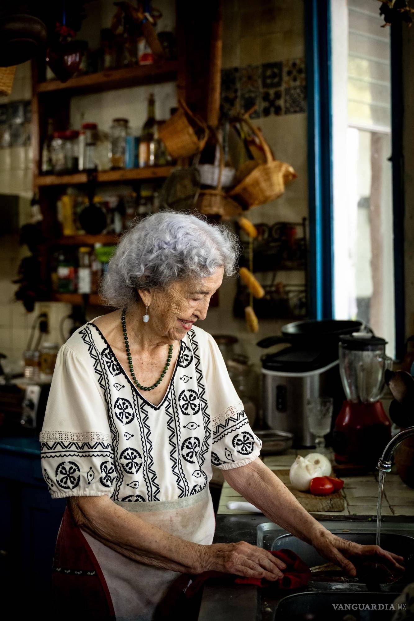 $!La luz filtrada por vitrales acompaña cada movimiento de María Luisa en su cocina.