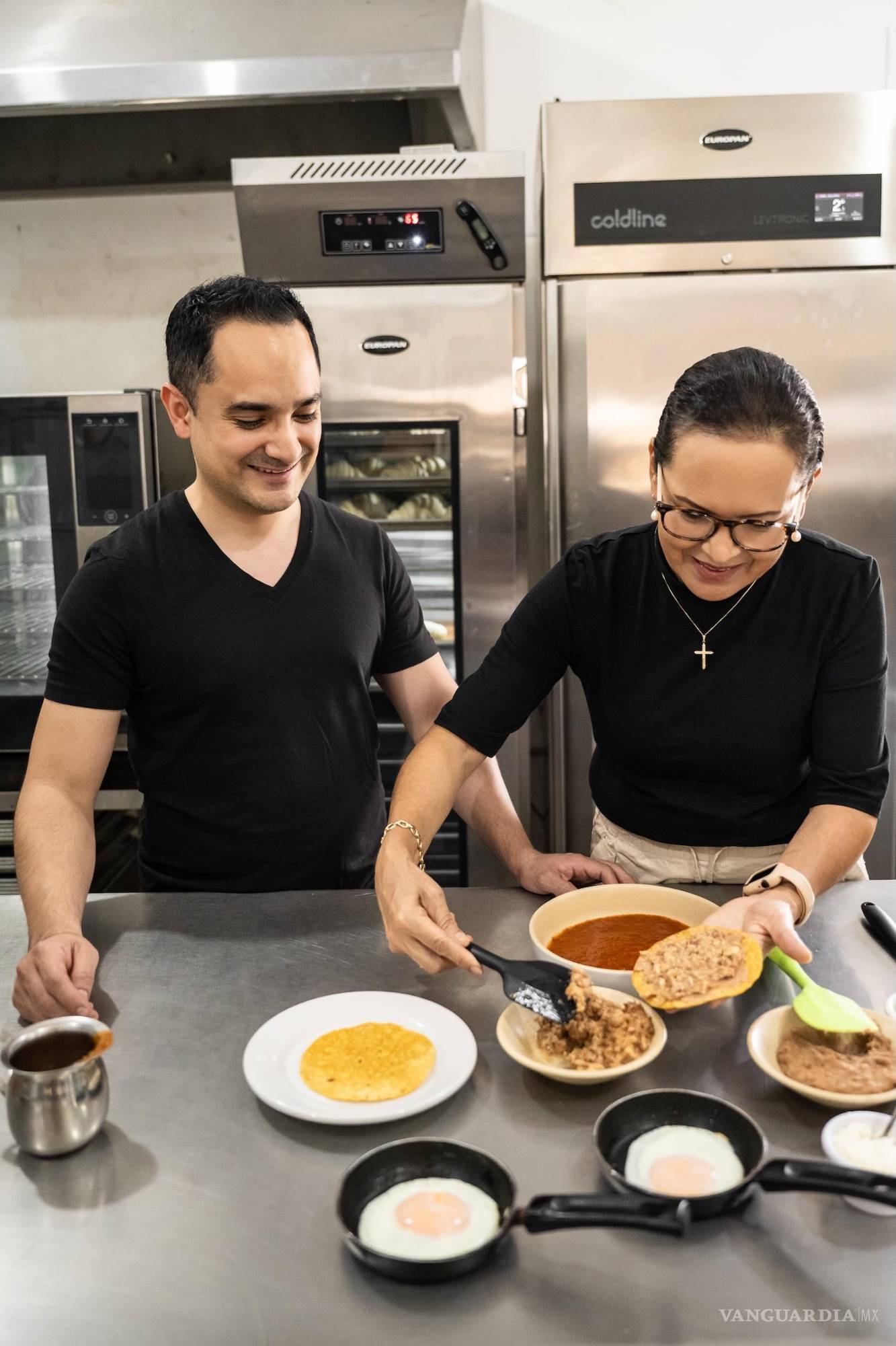 $!La receta toma forma entre manos que han cocinado juntas toda una vida.