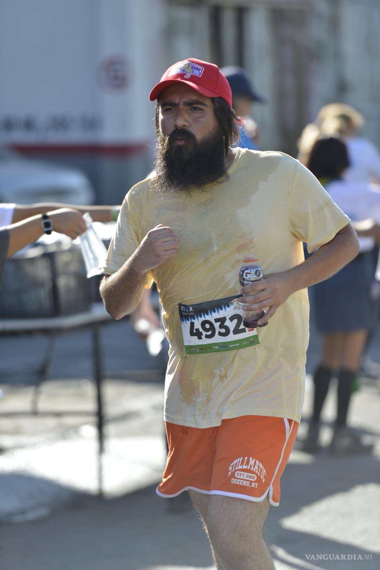 $!No faltaron los disfrazados de Forrest Gump.