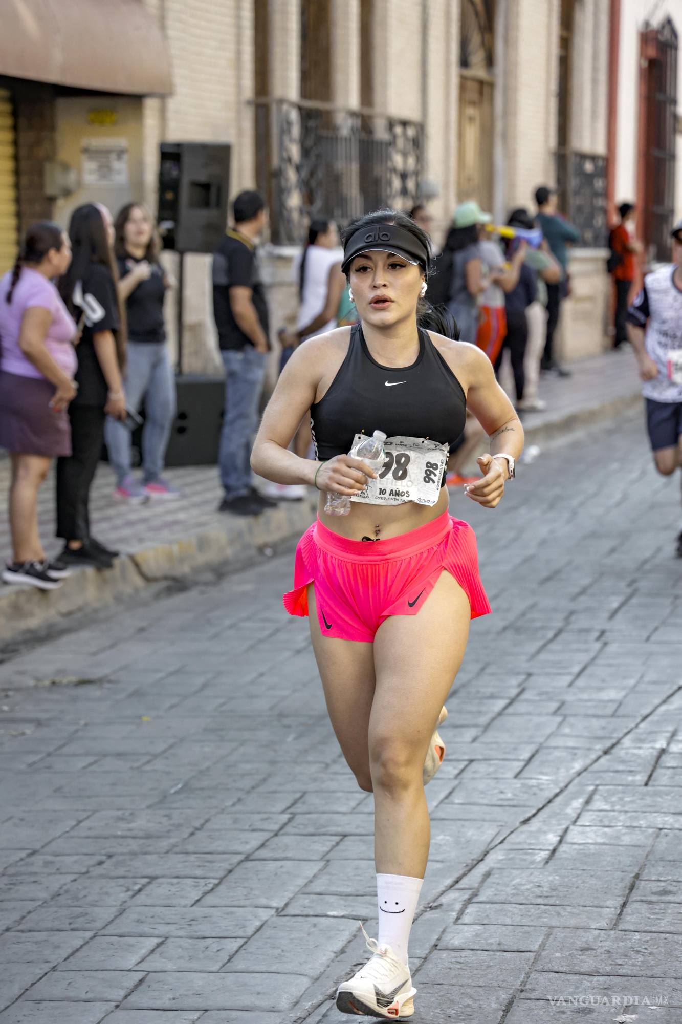 $!El Centro Histórico de Saltillo se vistió de colores con la marea de corredores.