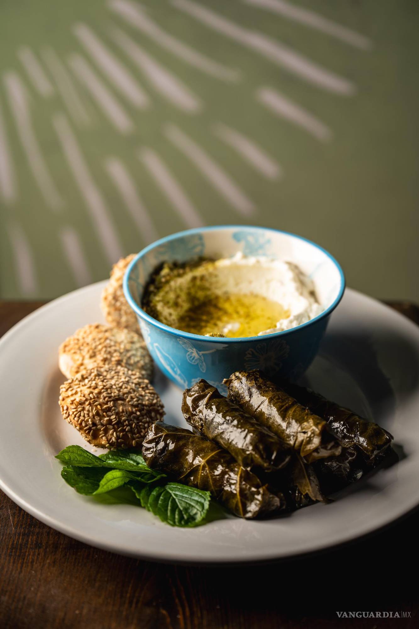 $!El sabor de la tradición en cada rollo: carne, arroz y la hoja perfecta.