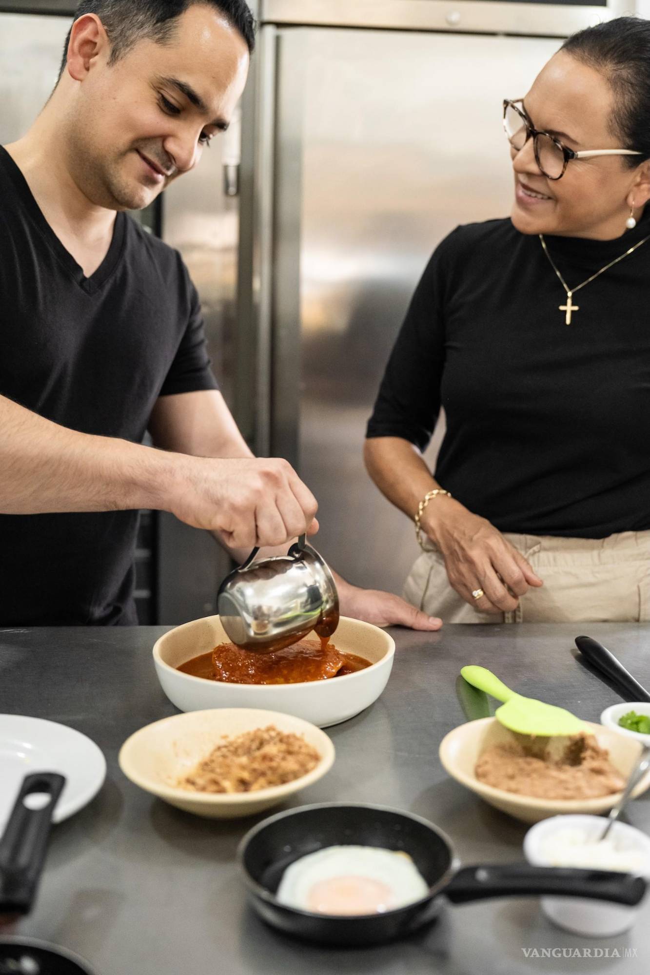 $!El toque final: una pizca de sabor que distingue a la cocina de Malis.