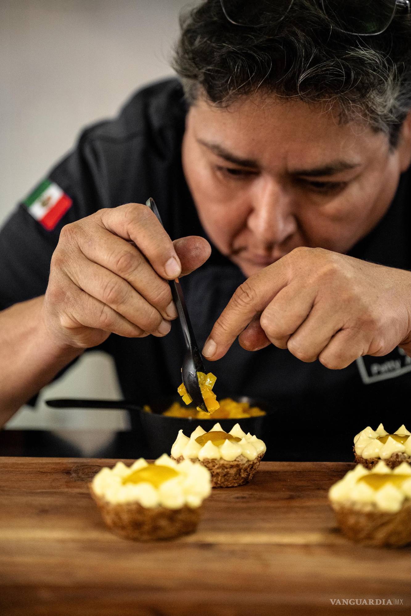 $!Paty le perdió el miedo al fuego metiendo las manos al sartén caliente.