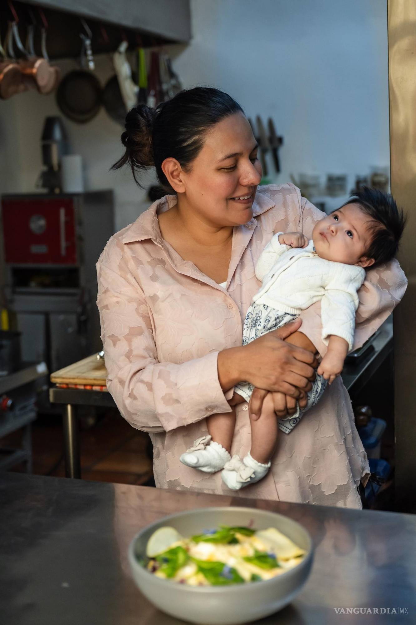 $!Entre recetas y arrullos, Cinthia vive la cocina como parte de su maternidad.