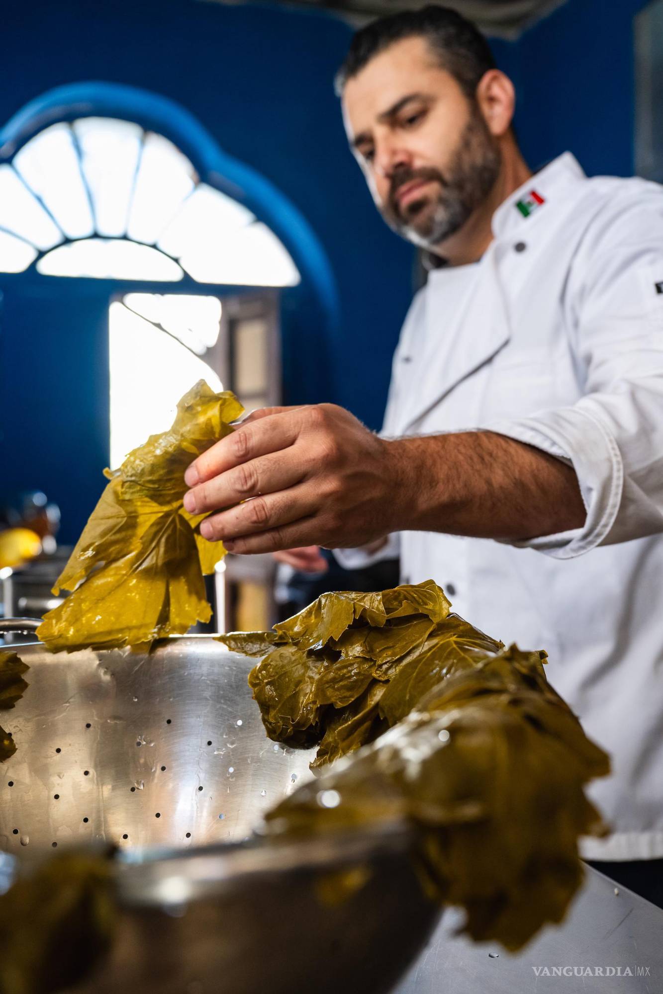 $!Elige una a una las hojas que darán forma al platillo.