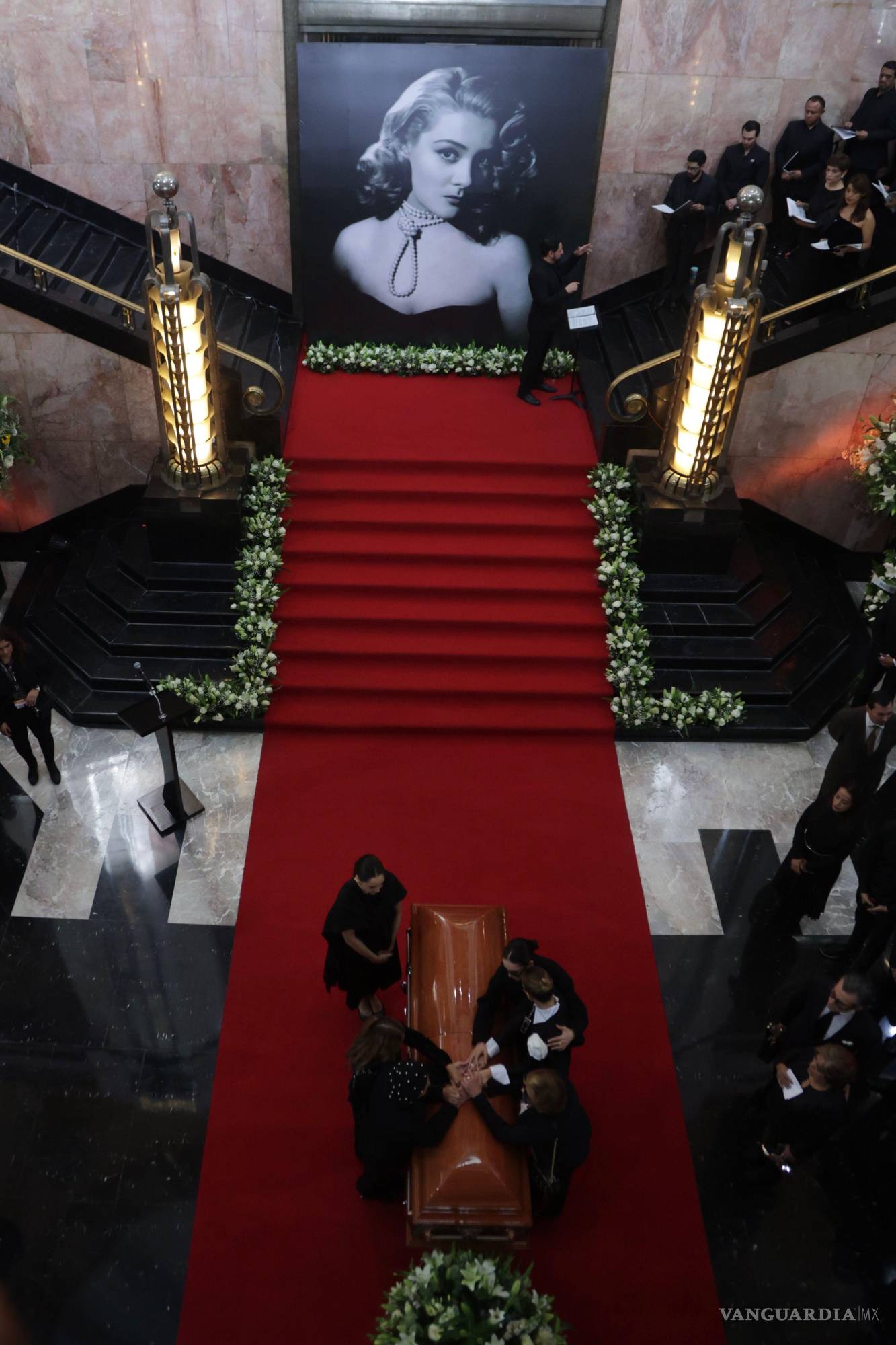 $!La familia se reunió en el homenaje de cuerpo presente desde el Palacio de Bellas Artes.