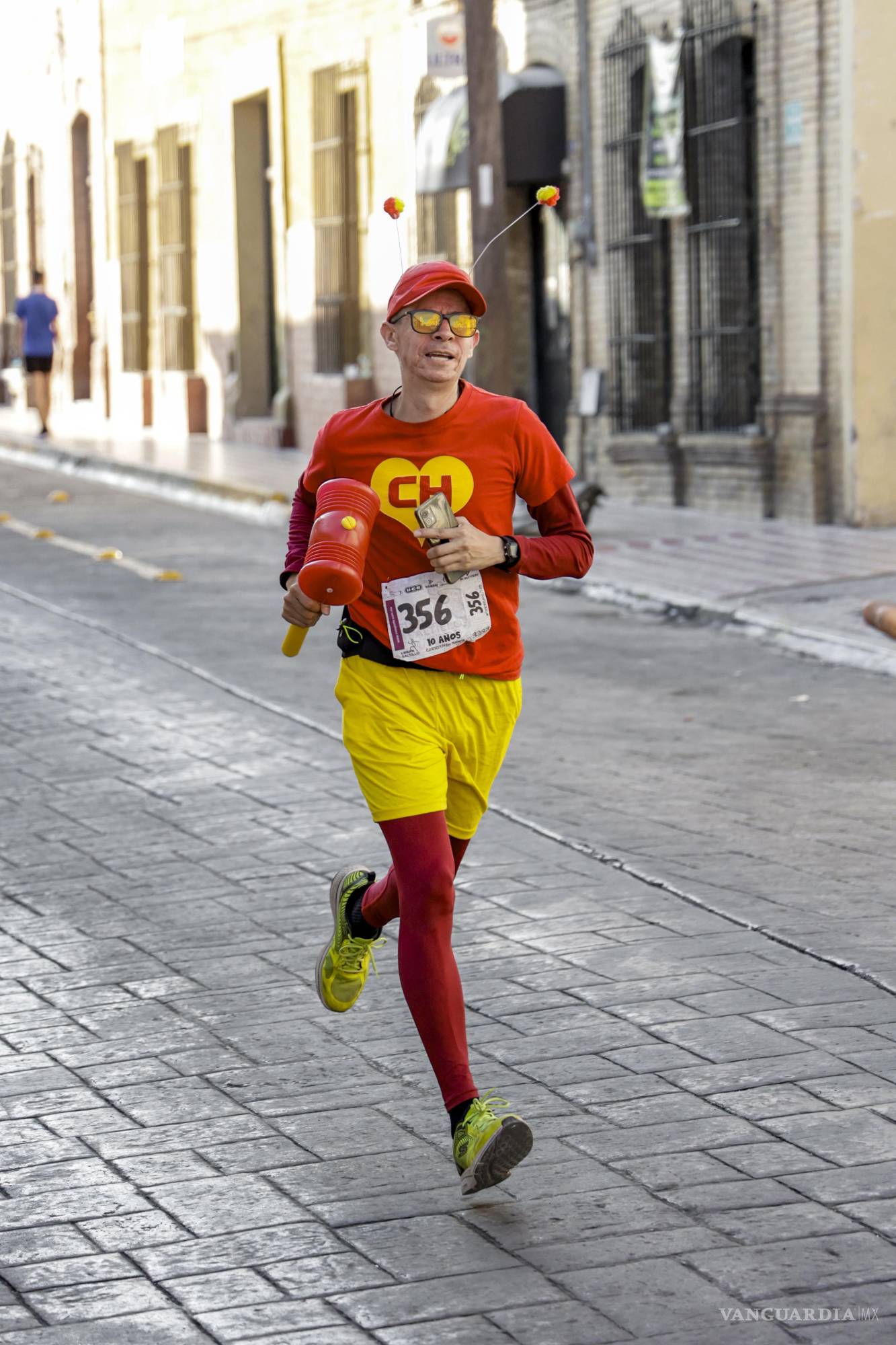 $!Diversos grupos de corredores aprovecharon para ir disfrazados al trayecto.