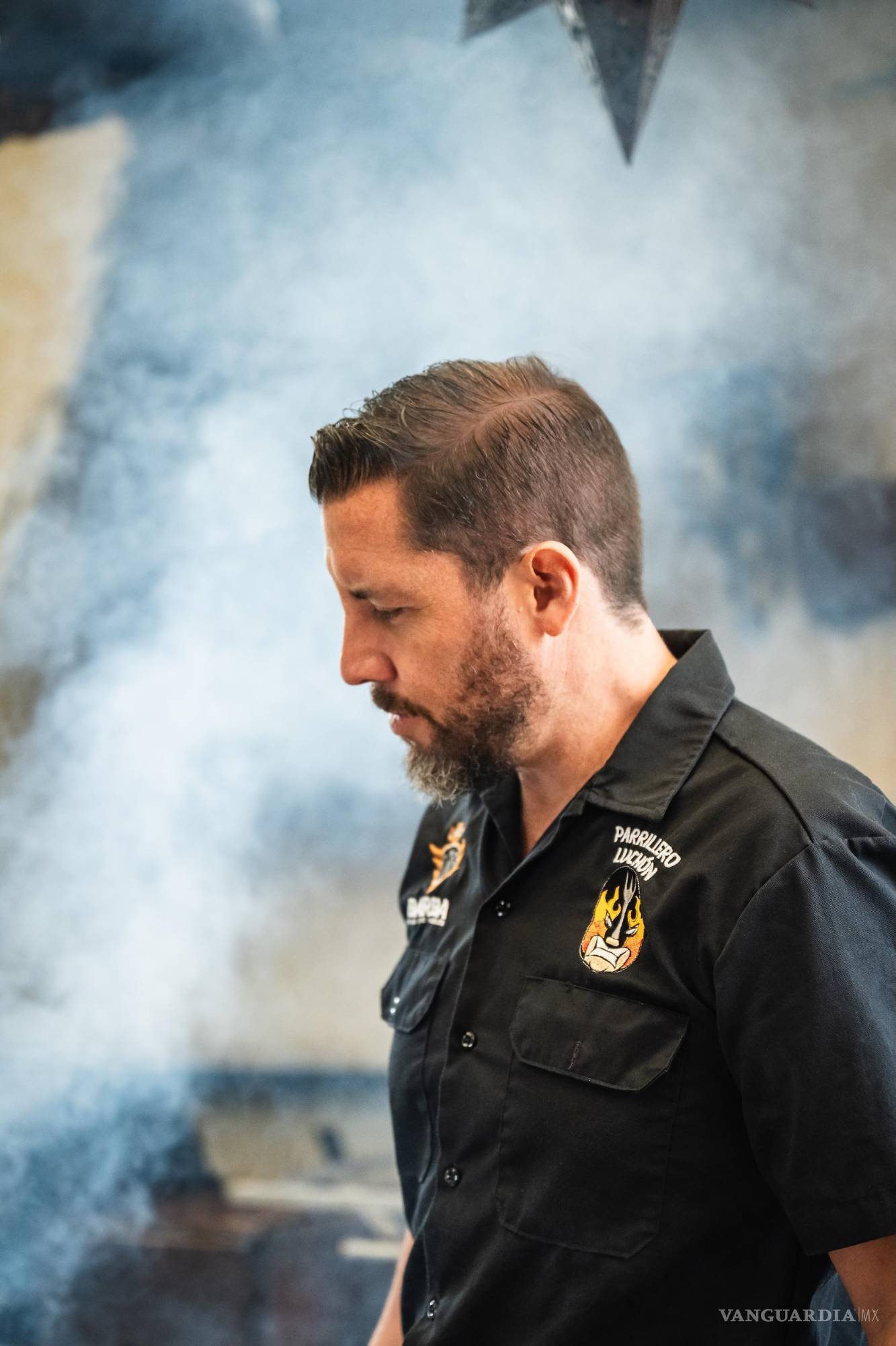 $!Concentración absoluta, trabaja entre humo y brasa: dos protagonistas inseparables de su cocina.