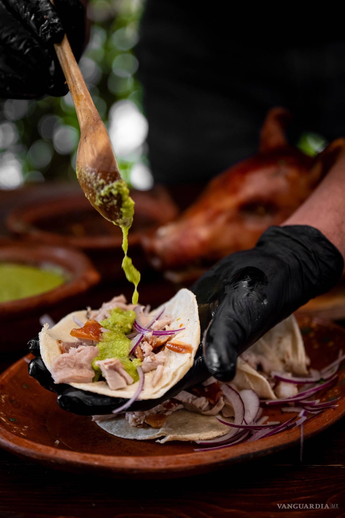 $!El toque final: Rodrigo agrega salsa al taco, cerrando el ritual en un solo bocado.