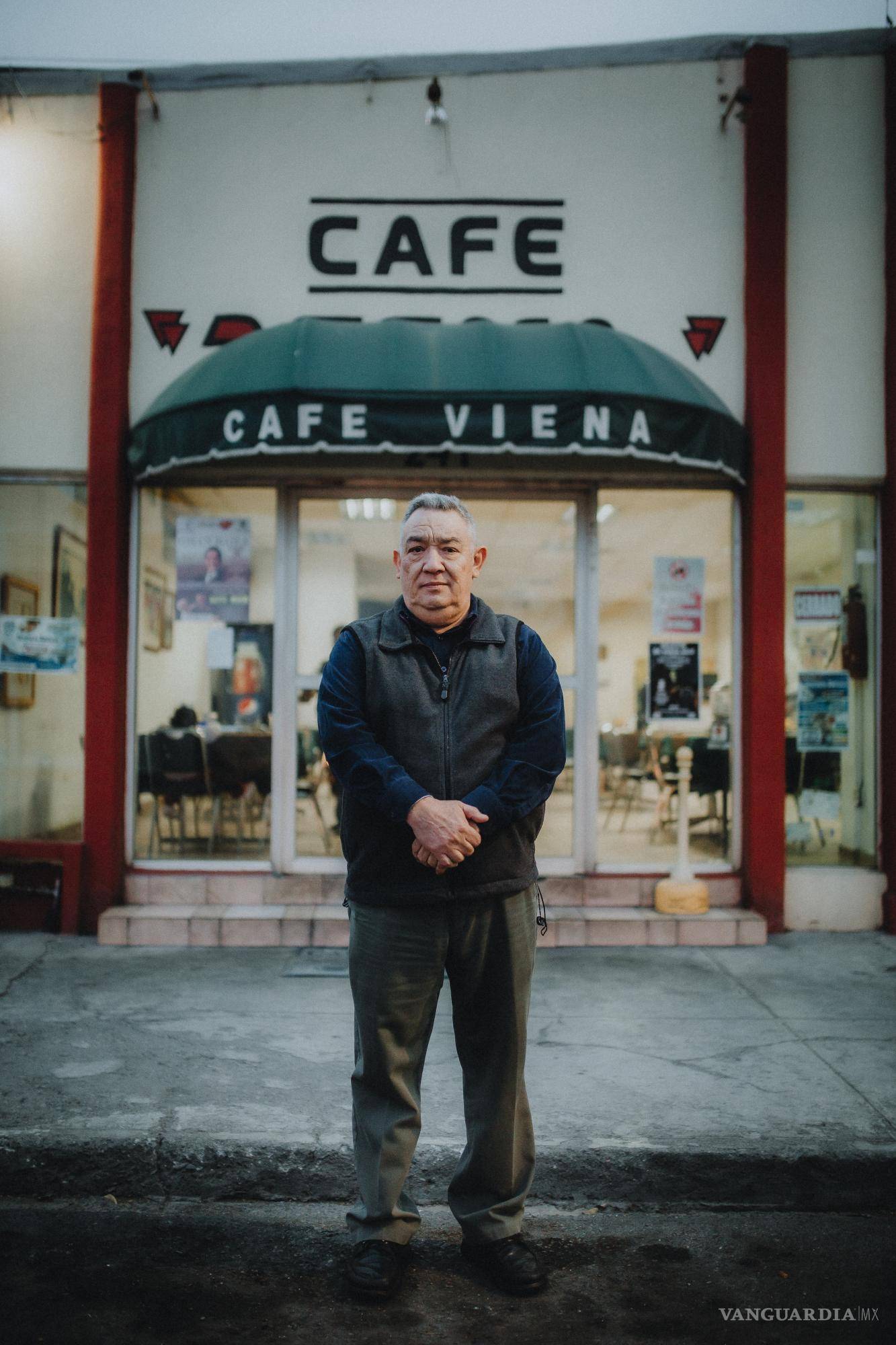 $!Los dueños del Café Viena conservan la decoración y acomodo original.