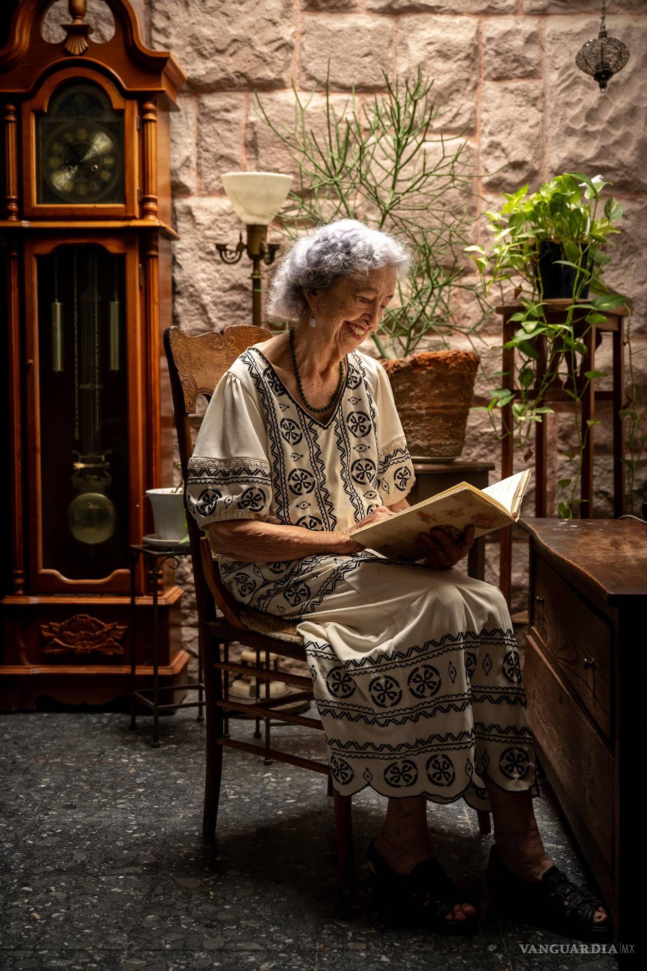 $!De los libros de cocina aprendió a viajar sin salir de casa.